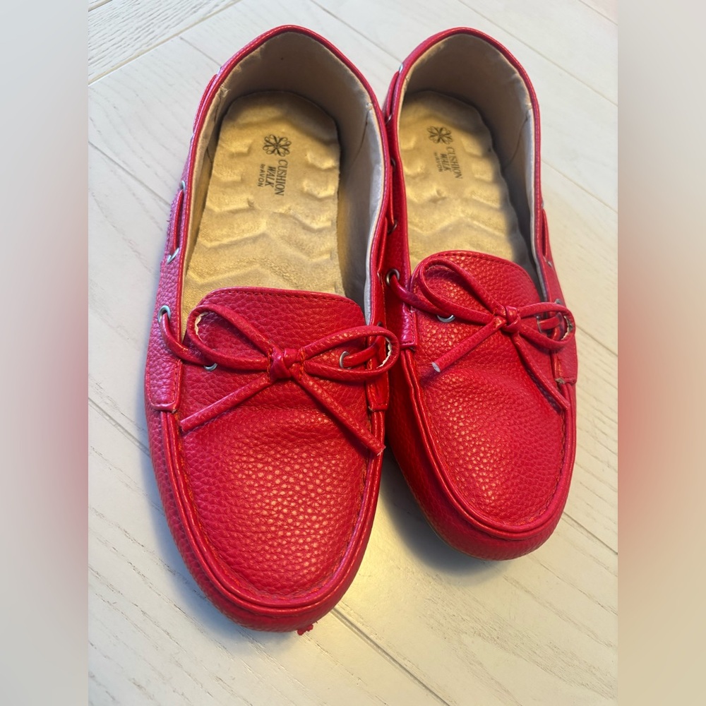 Cushionwalk by Avon red loafers size 9